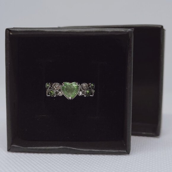 10 | NWOT | Magic Mint Cubic Zirconia Heart Pavé Leaf Ring - Picture 2 of 2